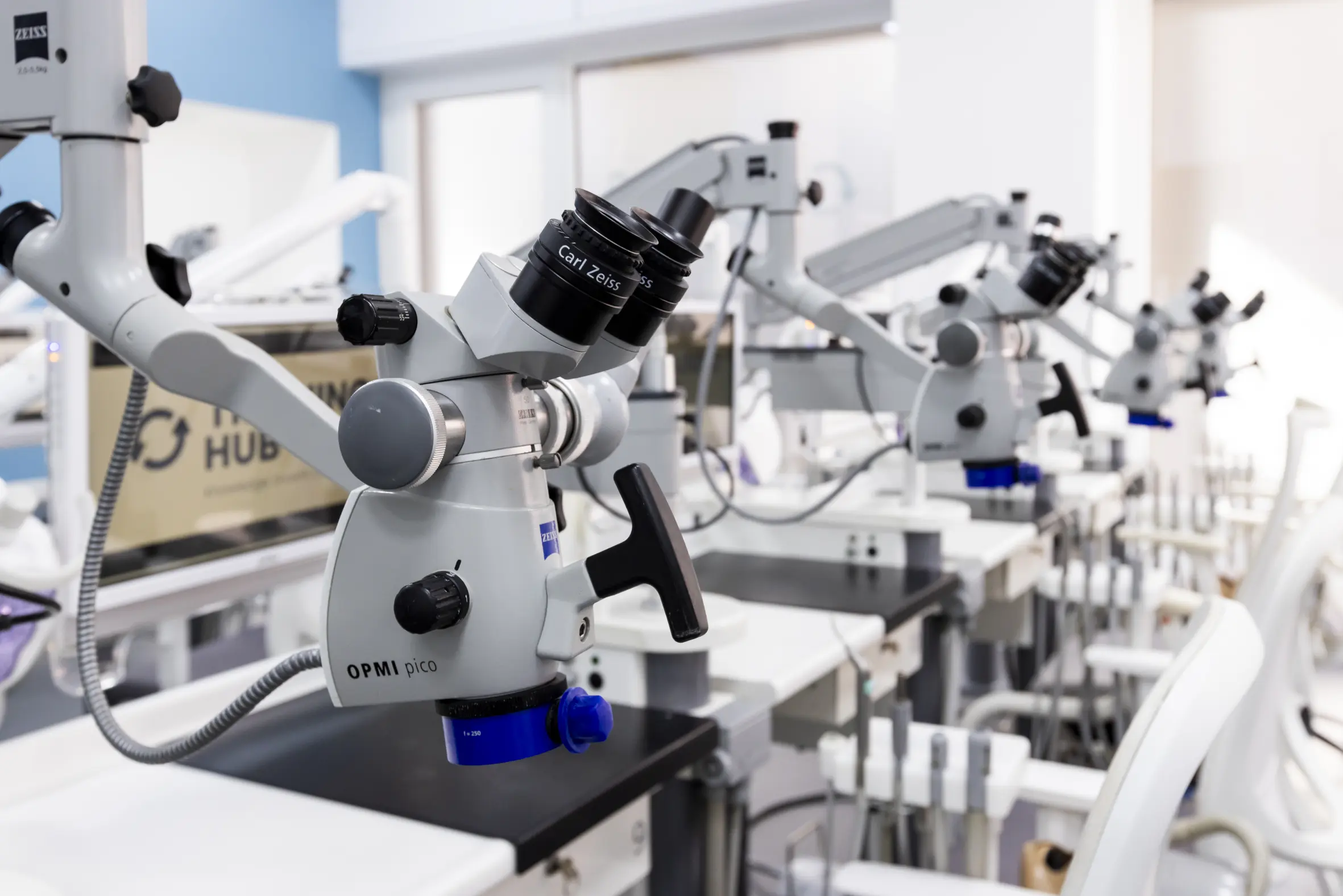 Sala pratica con postazioni operative e microscopi